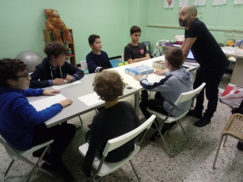 Spazio pre-adolescenti con gioco e interazione